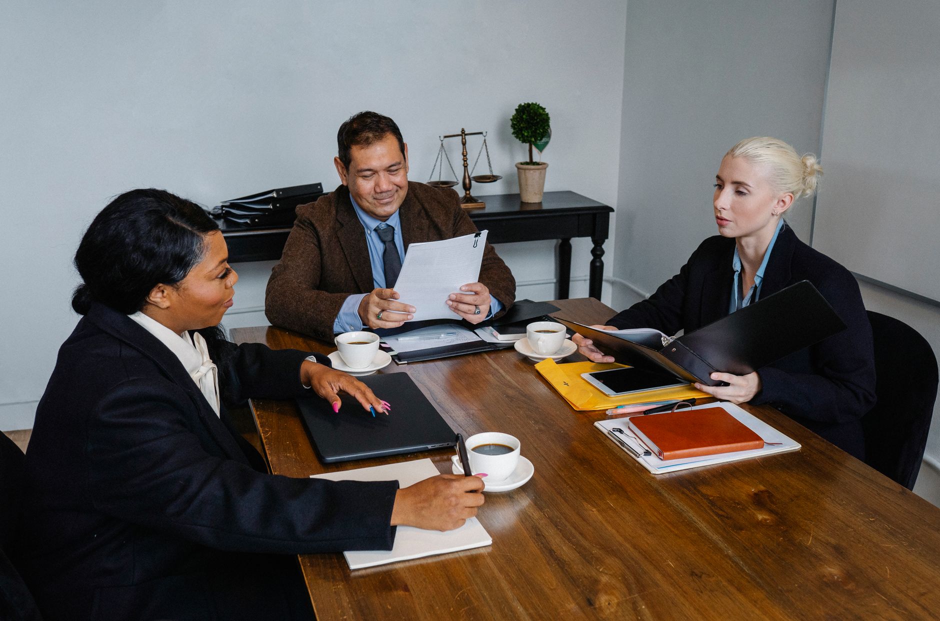 Reunión de trabajo con documentos sobre la mesa