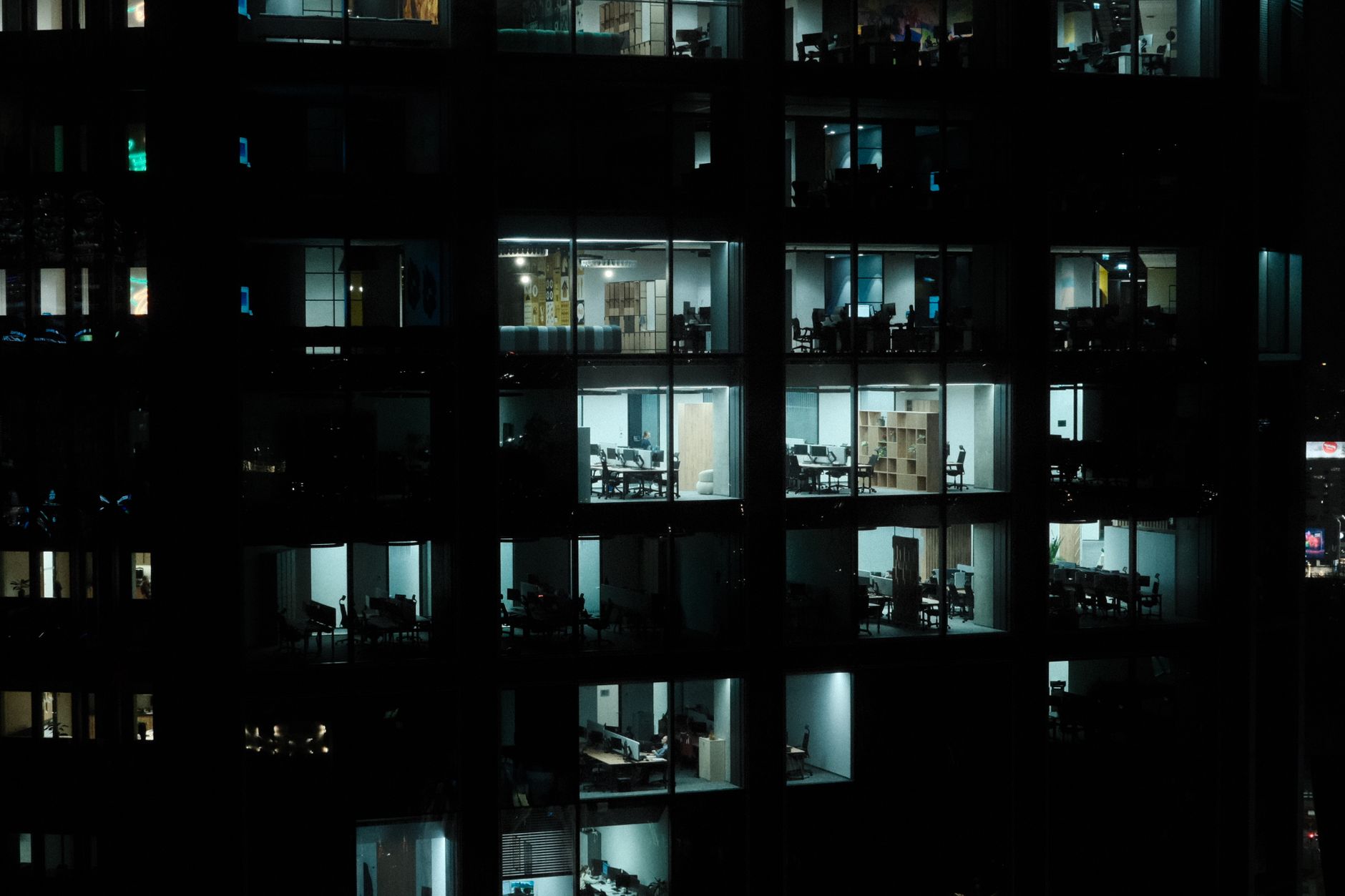 Oficinas iluminadas en un edificio de noche