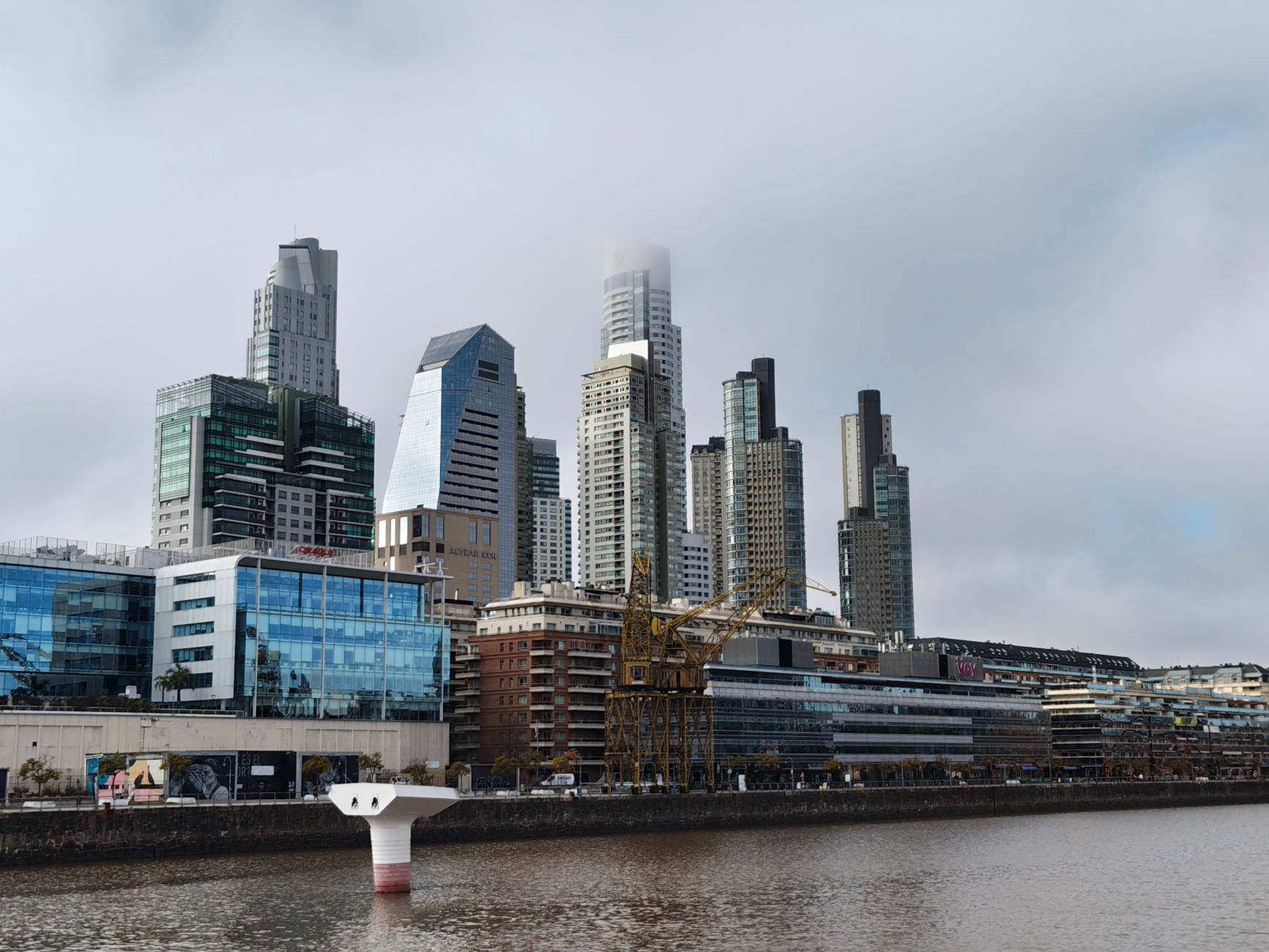 Torres de Puerto Madero vistas desde el agua